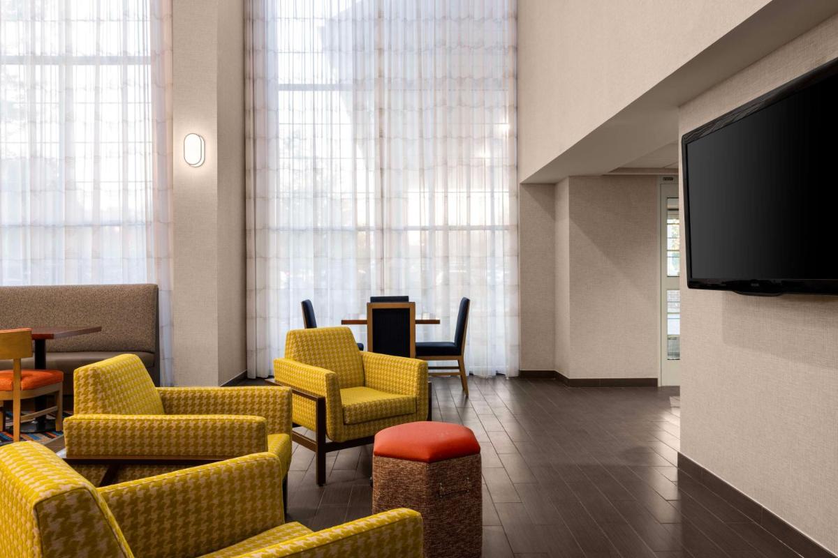Hampton Inn & Suites State College at Williamsburg Square - Hizvo