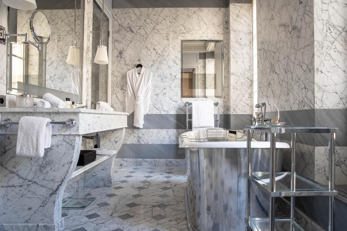 Salle de bains dans l'établissement La Réserve Paris Hotel & Spa
