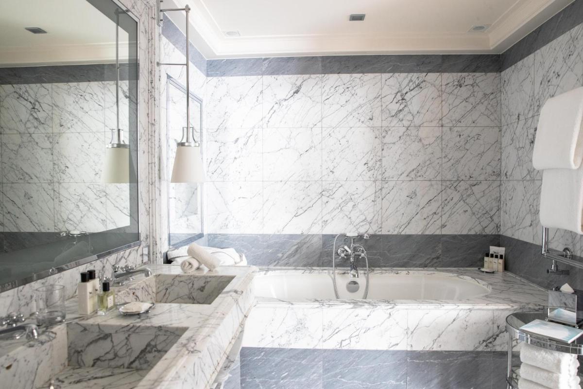 Salle de bains dans l'établissement La Réserve Paris Hotel & Spa
