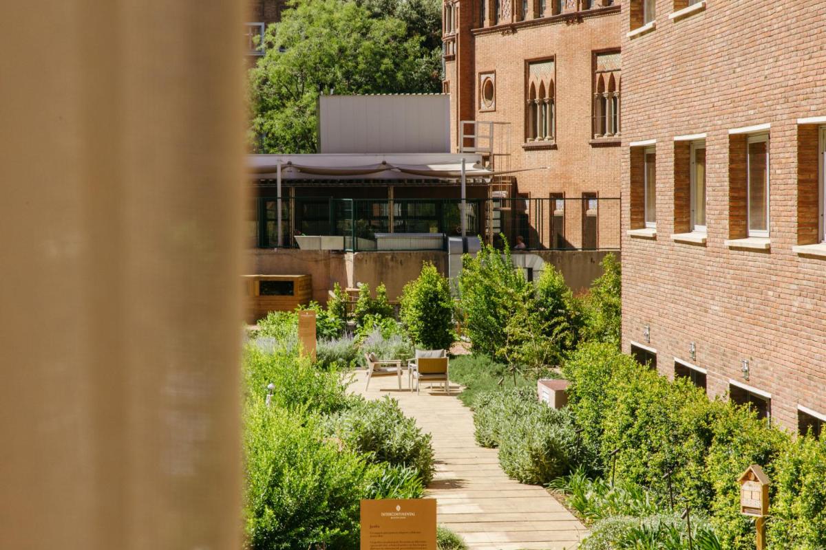 Jardín al aire libre en InterContinental Barcelona by IHG