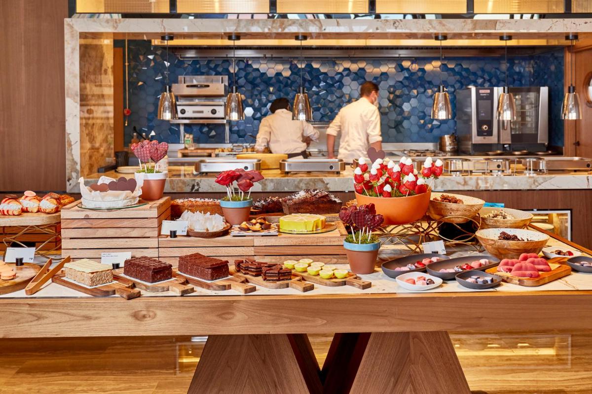 Comida en o cerca de este hotel