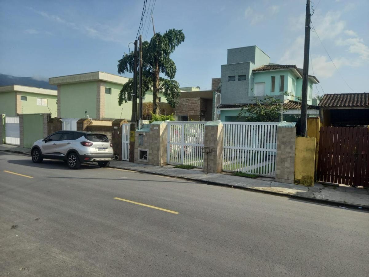 SOBRADO-BERTIOGA-Uso exclusivo para grupos de até 12 pessoas em 1 até 4 suítes - Housity
