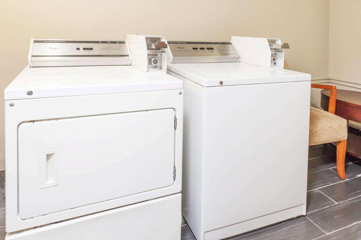 Super 8 by Wyndham Sterling Heights/Detroit Area - Housity