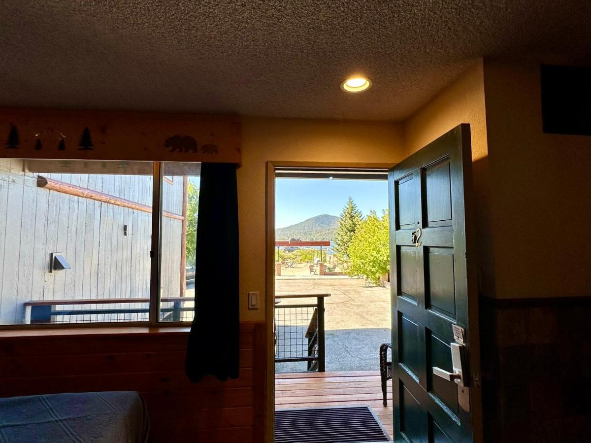 Lakefront Escape - Housity