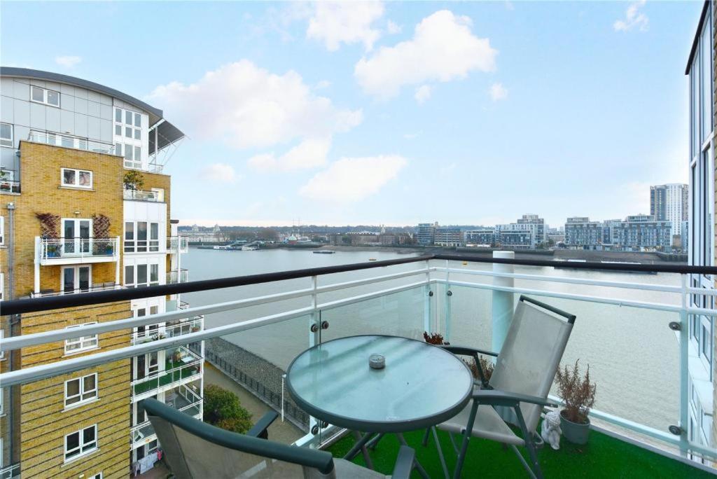 Master Bedroom with En Suite bathroom in London Docklands overlooking for Greenwich - Housity