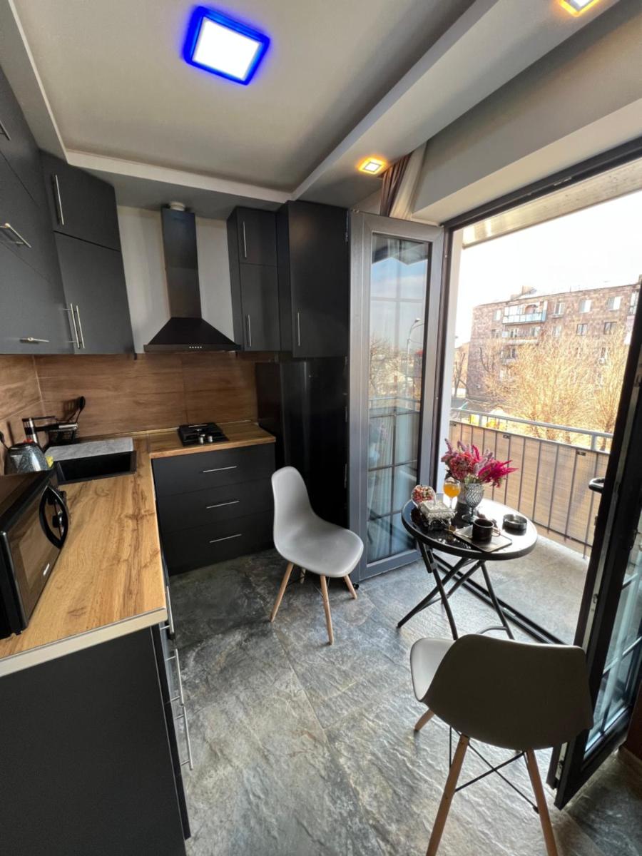 Suitetrails - Designed Apartment with French Balcony SELF CHECK IN