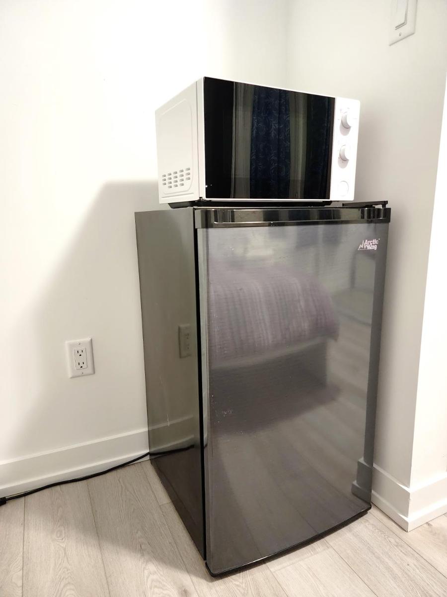 King Bed TV Private Ensuite Retreat Bathroom or Economical Double Bed Room - Housity
