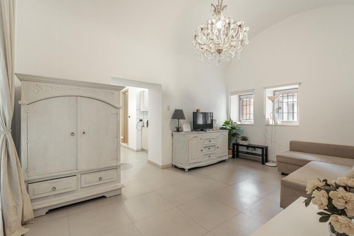 Zefnea House - Housity