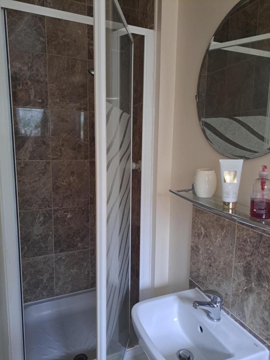 Hawkins Guest House - Private Shared Property - Housity