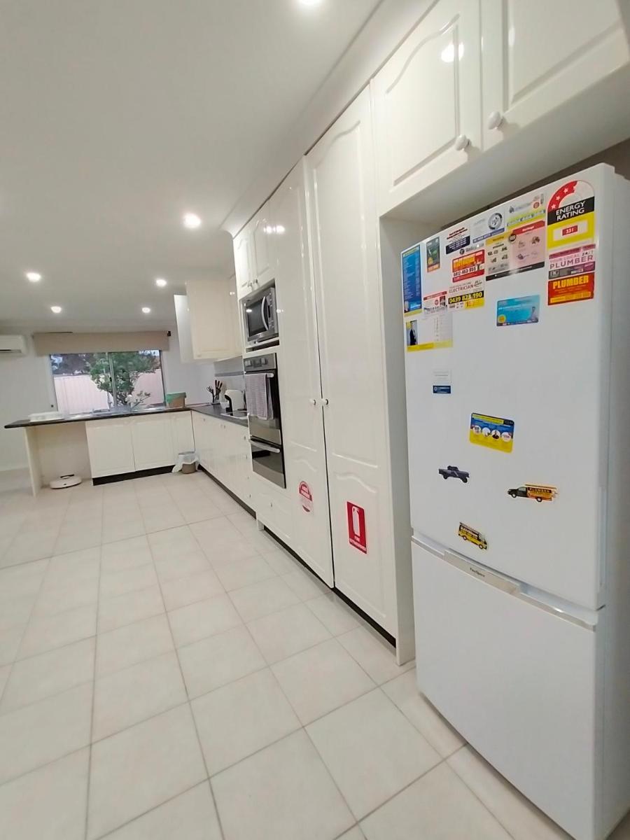 4 Bedroom, 3 bath room home in Kingswood NSW, free WIFI Internet, free parking - Housity