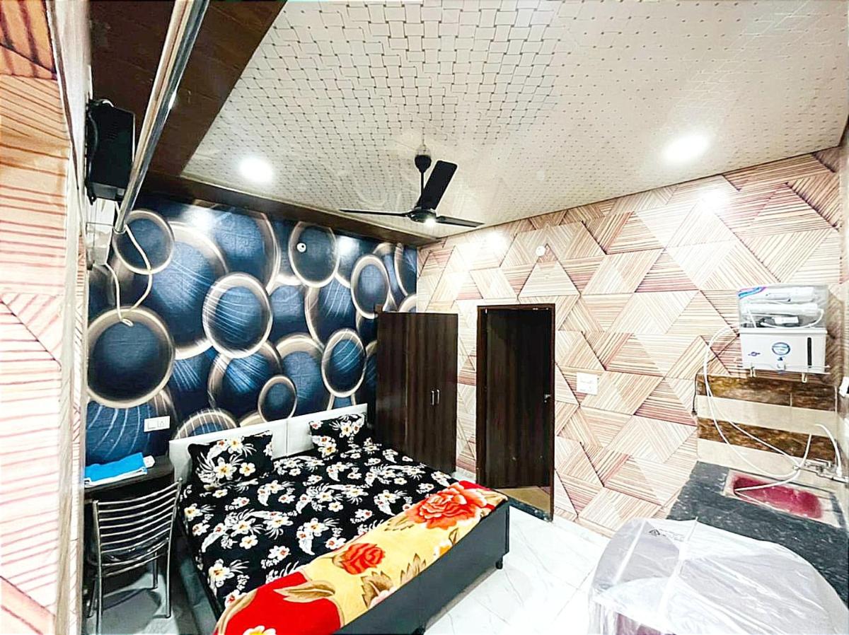SUNNY HOMESTAY & Guest House -- Green Velly LPU -- For Families & Couples - Housity