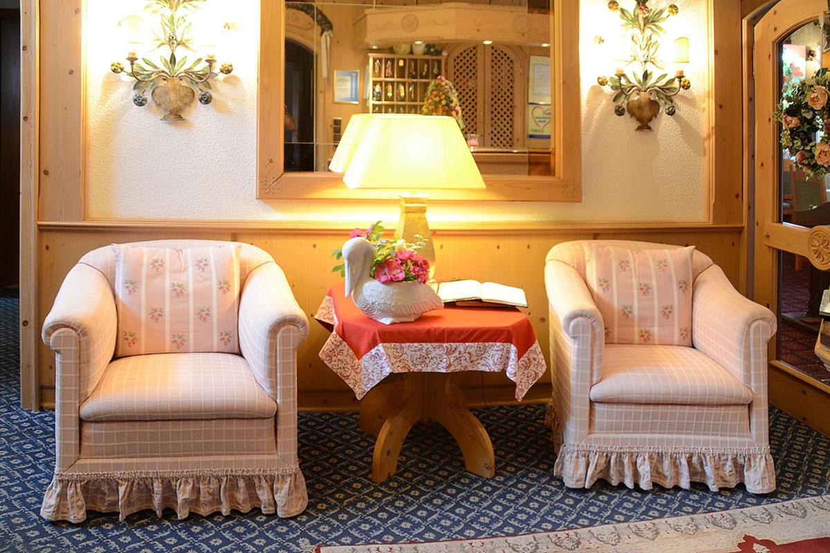 Ein Sitzbereich in der Unterkunft Wellness und Romantik Hotel Helmboldt