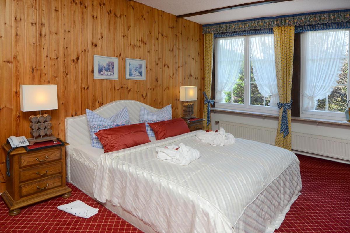 Ein Bett oder Betten in einem Zimmer der Unterkunft Wellness und Romantik Hotel Helmboldt