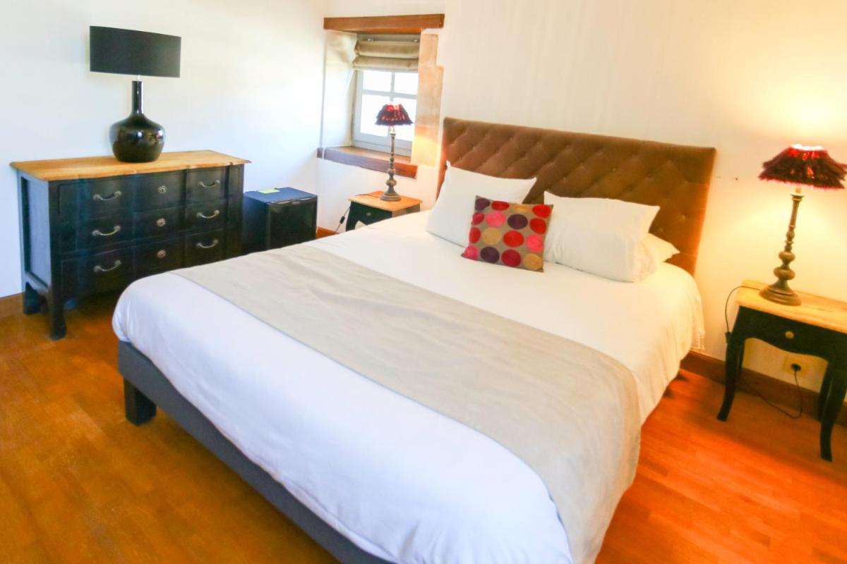 Un ou plusieurs lits dans un hébergement de l'établissement Le Moulin Du Landion Hôtel et Spa