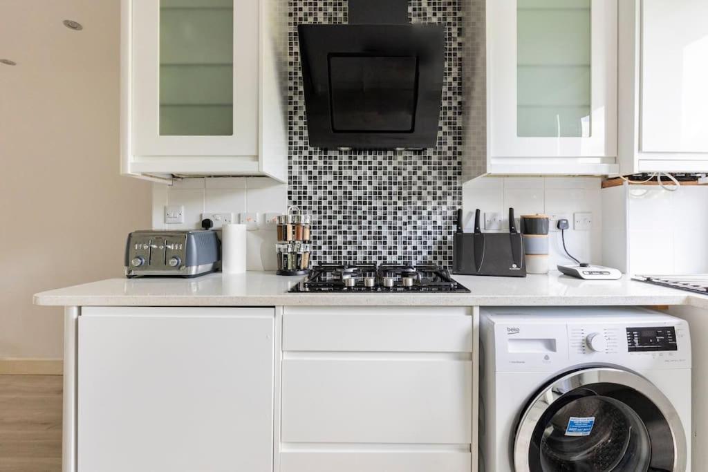 Luxury terraced house in Thamesmead - Housity