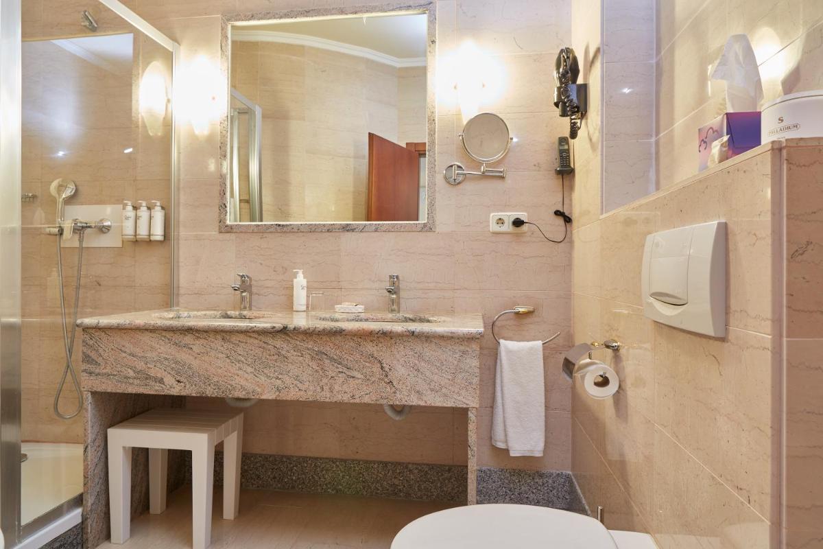 Un baño de Grand Hotel Palladium Santa Eulalia del Río