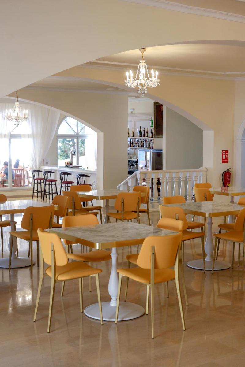 Un restaurante o sitio para comer en Grand Hotel Palladium Santa Eulalia del Río