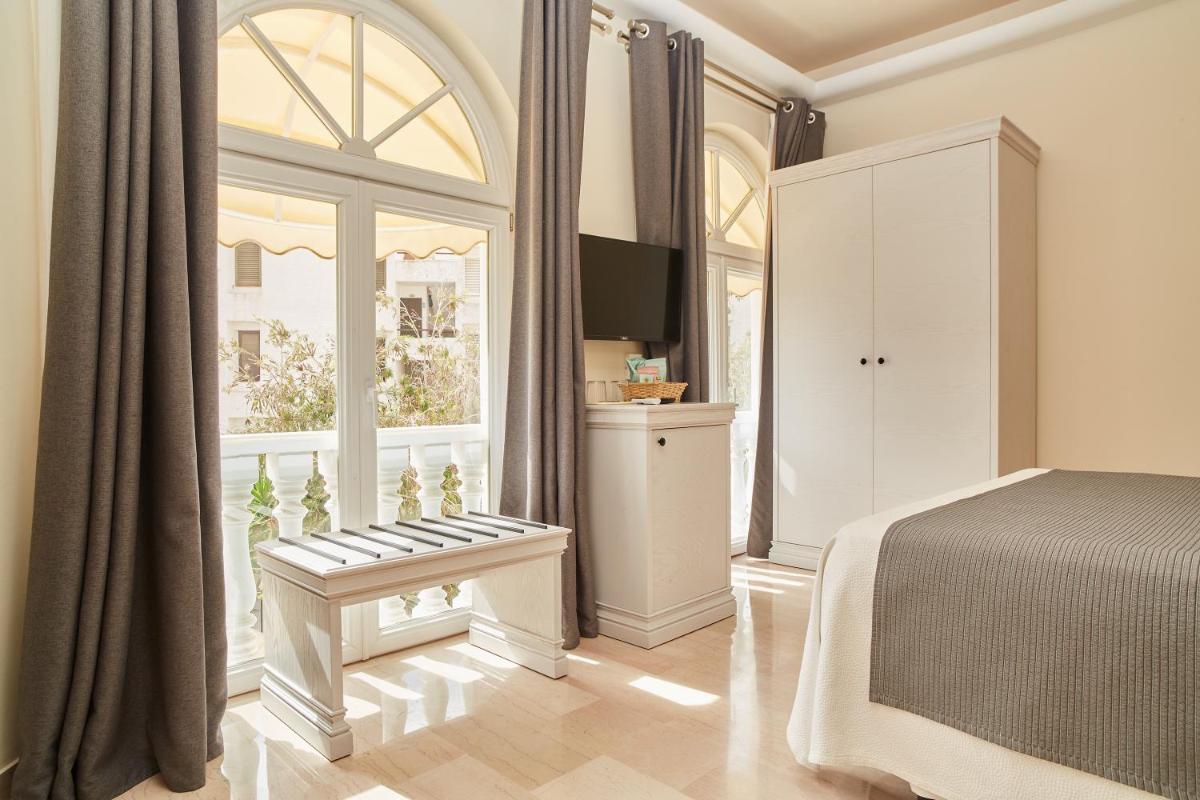 Una televisión o centro de entretenimiento en Grand Hotel Palladium Santa Eulalia del Río