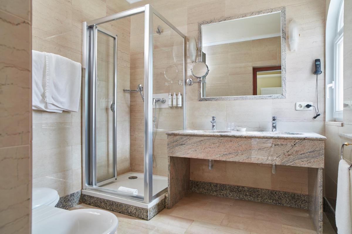 Un baño de Grand Hotel Palladium Santa Eulalia del Río