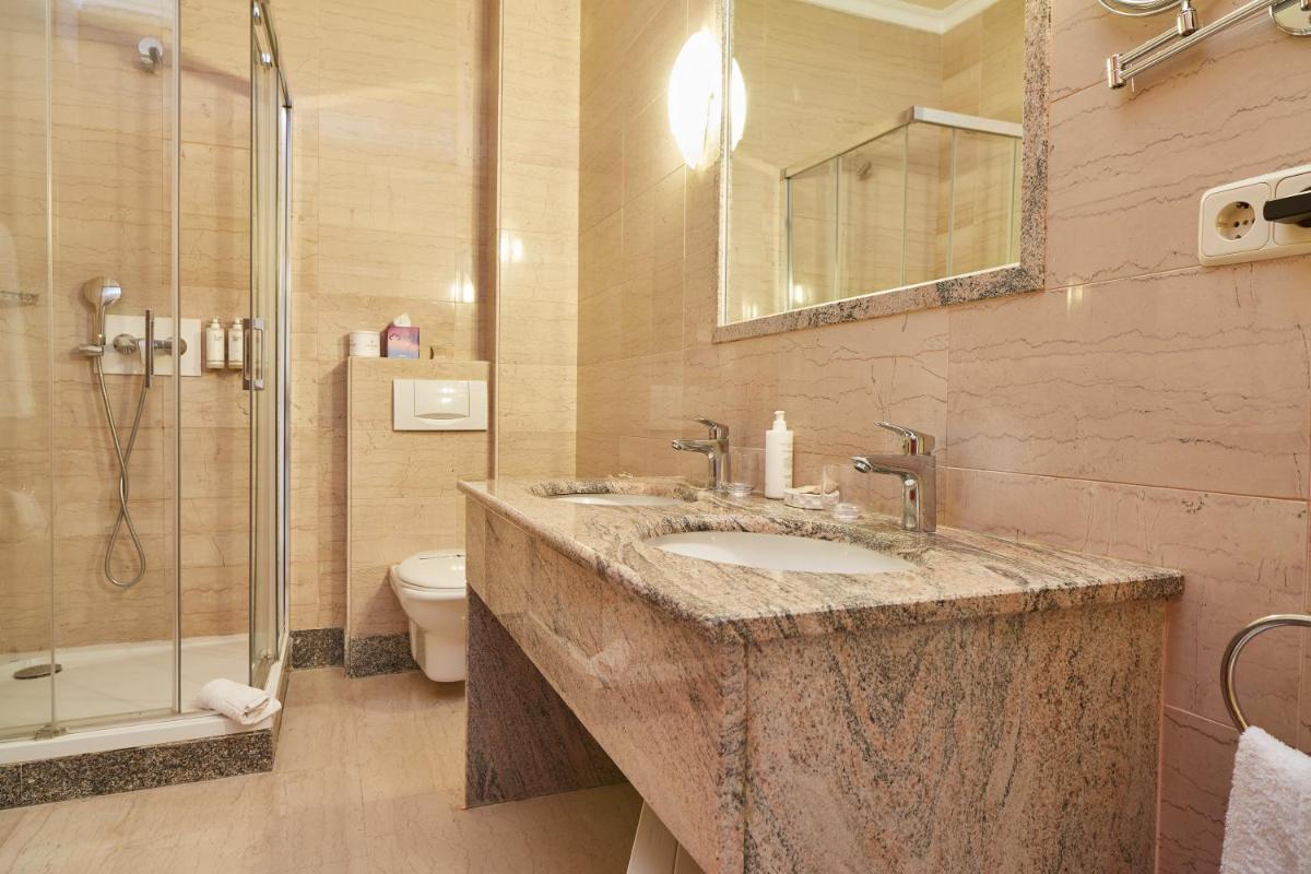 Un baño de Grand Hotel Palladium Santa Eulalia del Río