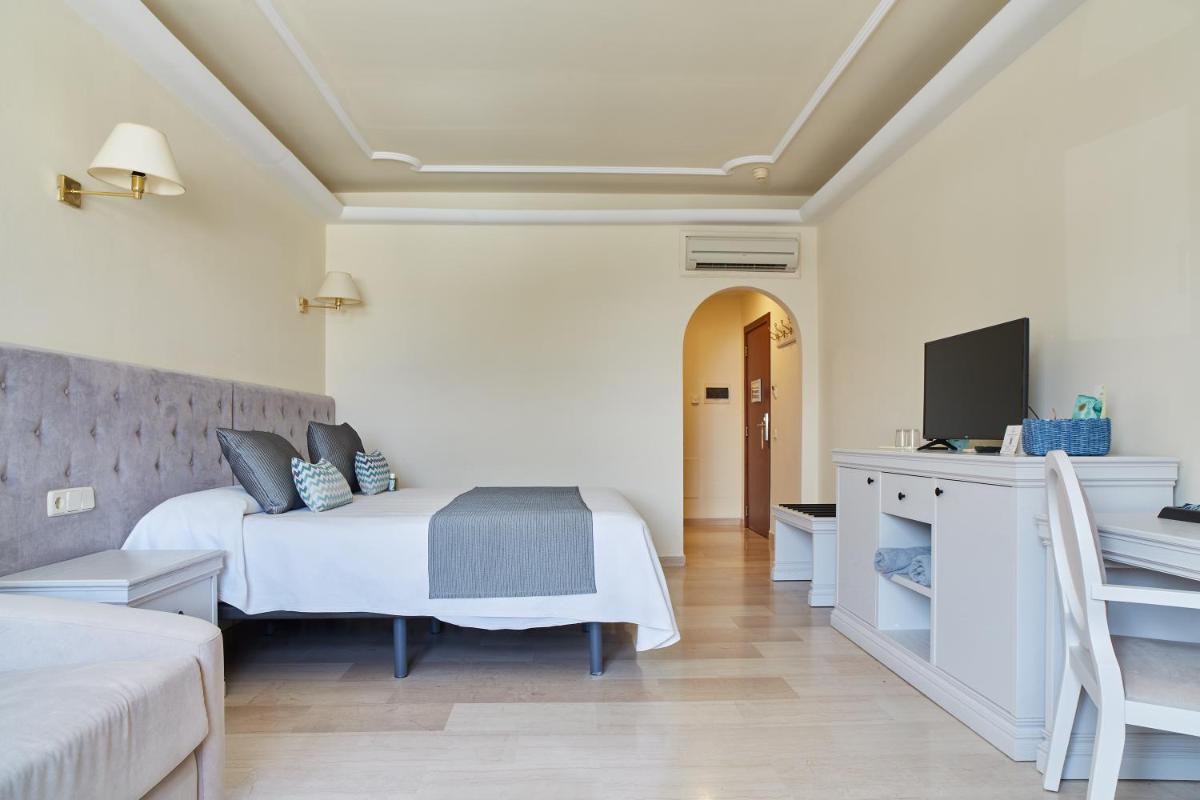 Una televisión o centro de entretenimiento en Grand Hotel Palladium Santa Eulalia del Río