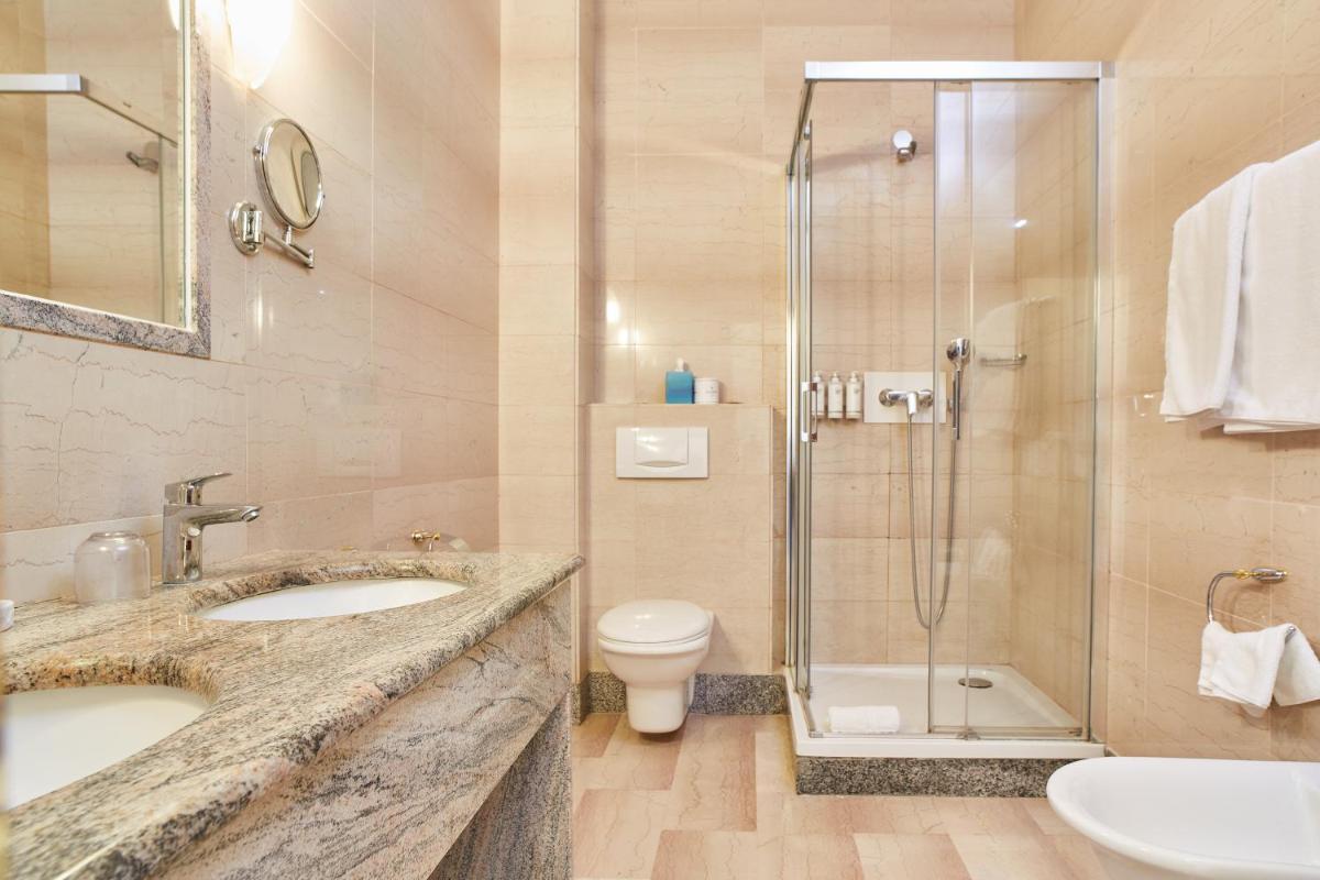 Un baño de Grand Hotel Palladium Santa Eulalia del Río