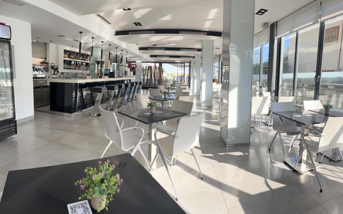 Un restaurante o sitio para comer en Nautic Hotel & Spa