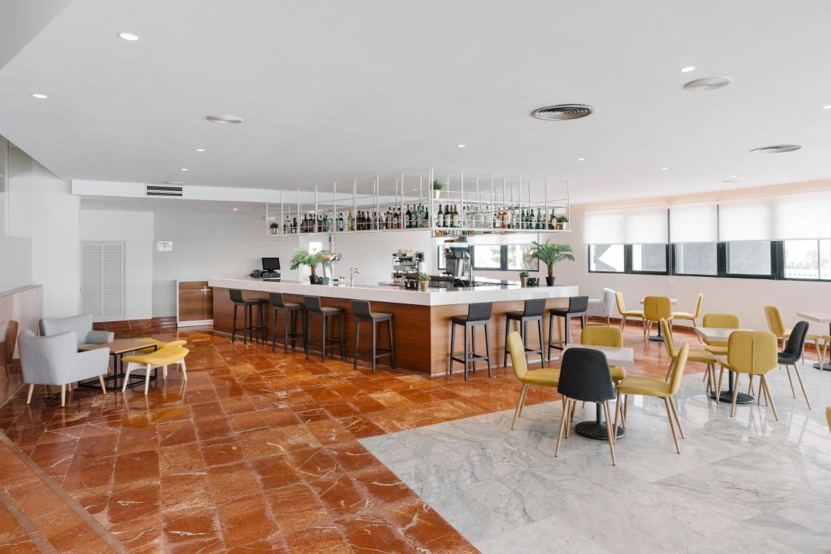 El salón o zona de bar de Alua Illa de Menorca