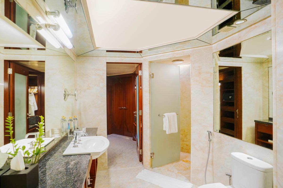 a bathroom with two sinks and a shower at Hyderabad Marriott Hotel & Convention Centre in Hyderabad