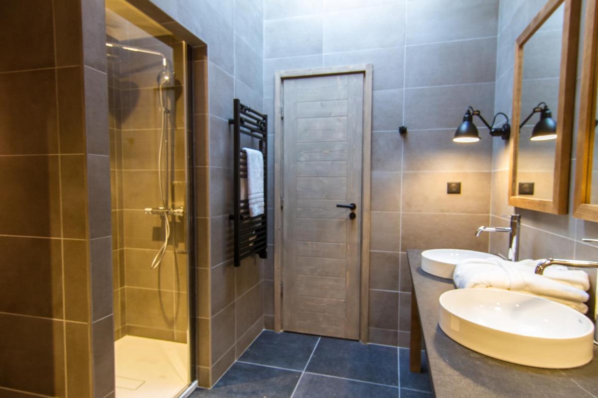 Salle de bains dans l'établissement Hôtel de la Roche