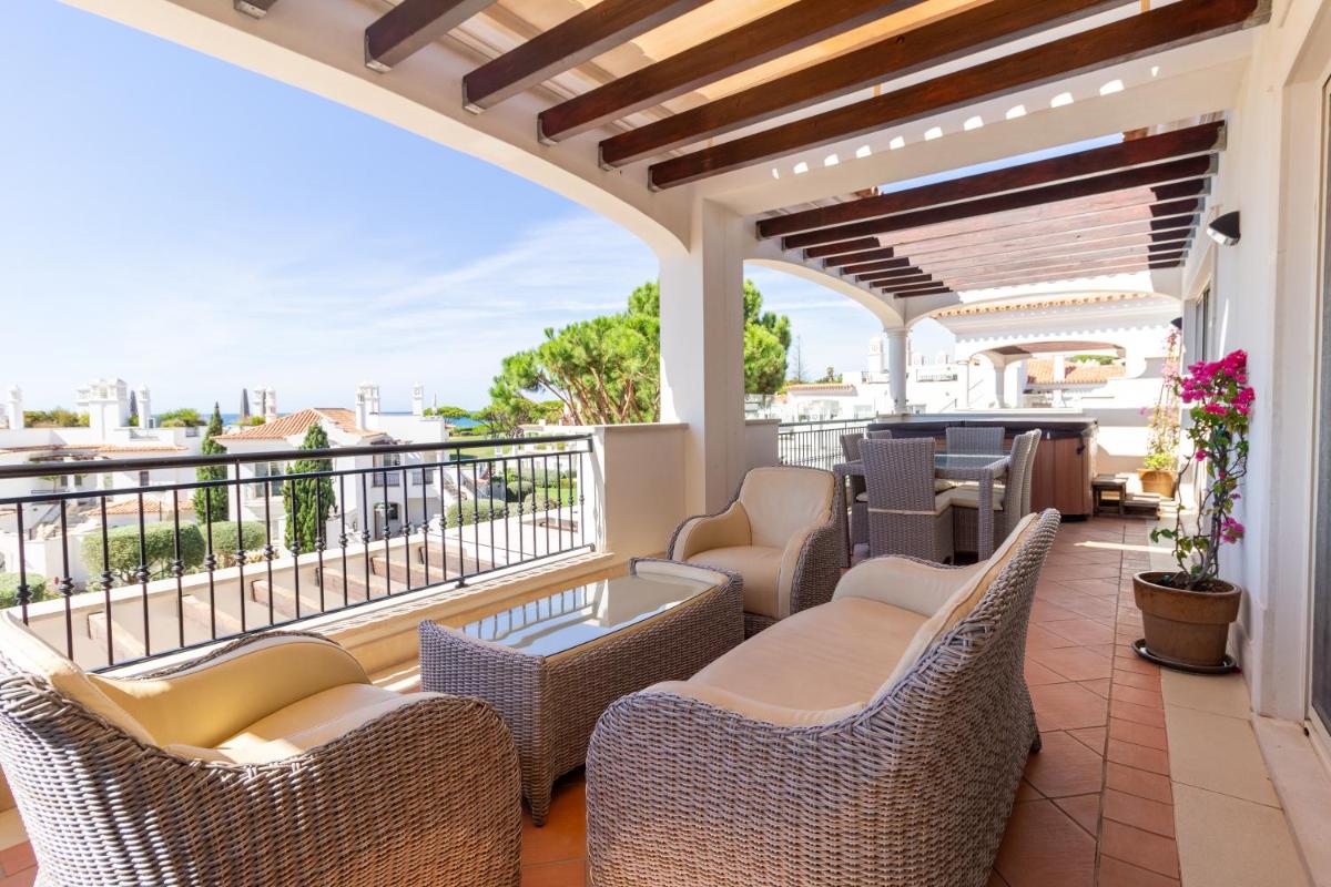 Uma varanda ou terraço em Dunas Douradas Beach Club