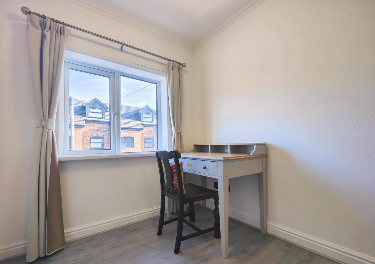 Regent House - Holiday Home With Free Parking - 5 Minutes Drive to Coop Live Arena, Etihad Stadium & Manchester City Centre - Housity