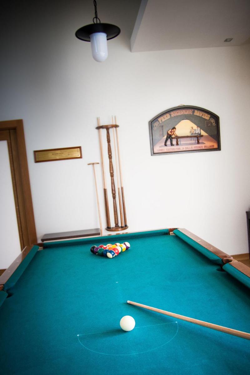 Uma mesa de bilhar em Hotel Rural Vale Do Rio