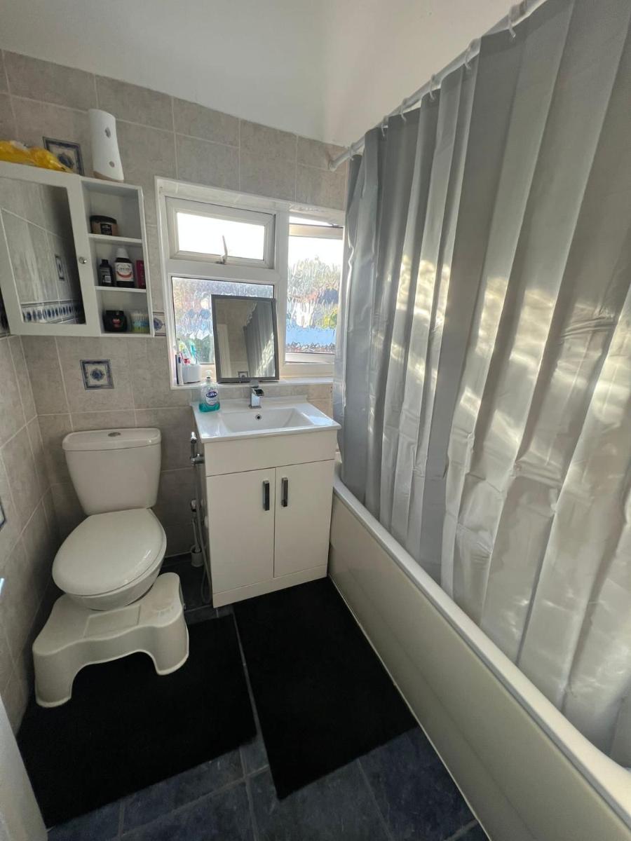 Double room next to London Heathrow airport and Elizabeth Line train to Central London - Housity