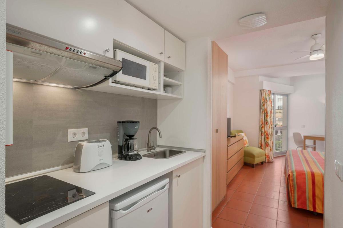 A cozinha ou kitchenette de Florasol Residence Hotel - Dorisol hotels