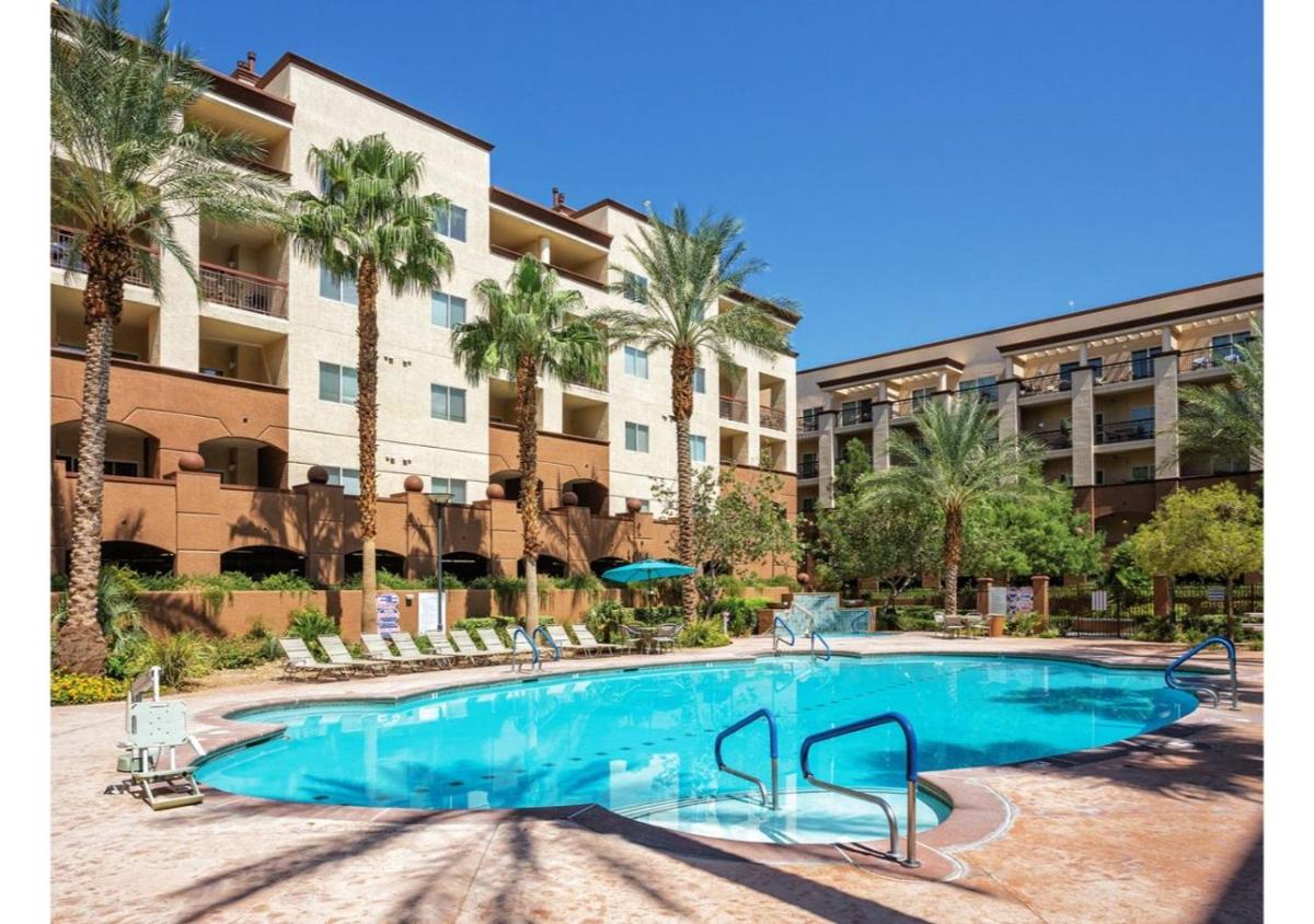 Exclusive 2BR Condo Retreat, Featuring a Lazy River - Special Offer Now! - Housity
