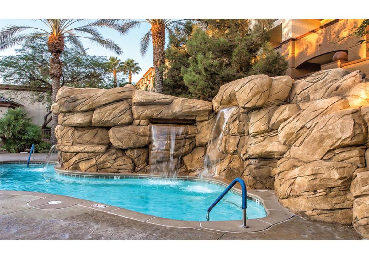 Exclusive 2BR Condo Retreat, Featuring a Lazy River - Special Offer Now! - Housity