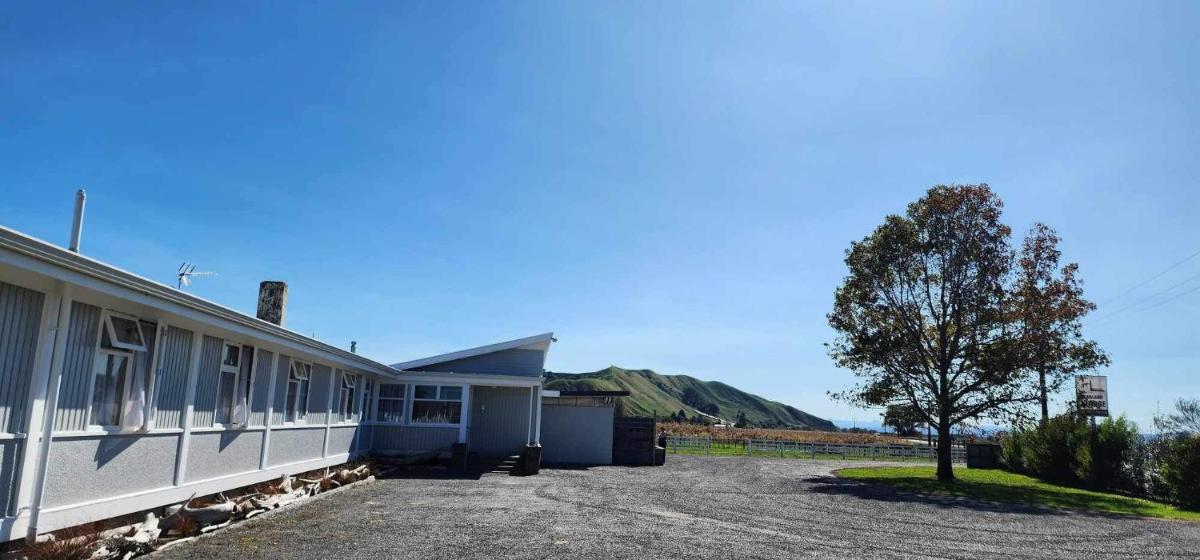 The Headland Lodge Gisborne Group Stay - up to 14 guests - Housity