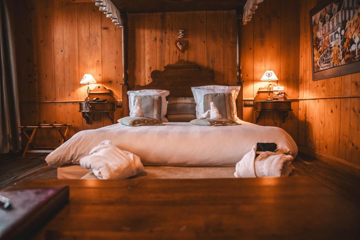 Un ou plusieurs lits dans un hébergement de l'établissement Les Violettes Hotel & Spa
