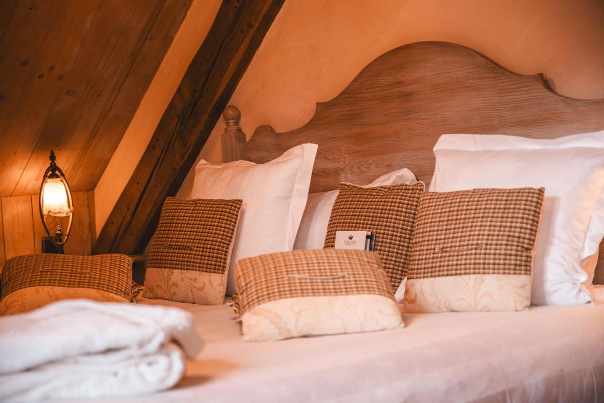 Un ou plusieurs lits dans un hébergement de l'établissement Les Violettes Hotel & Spa