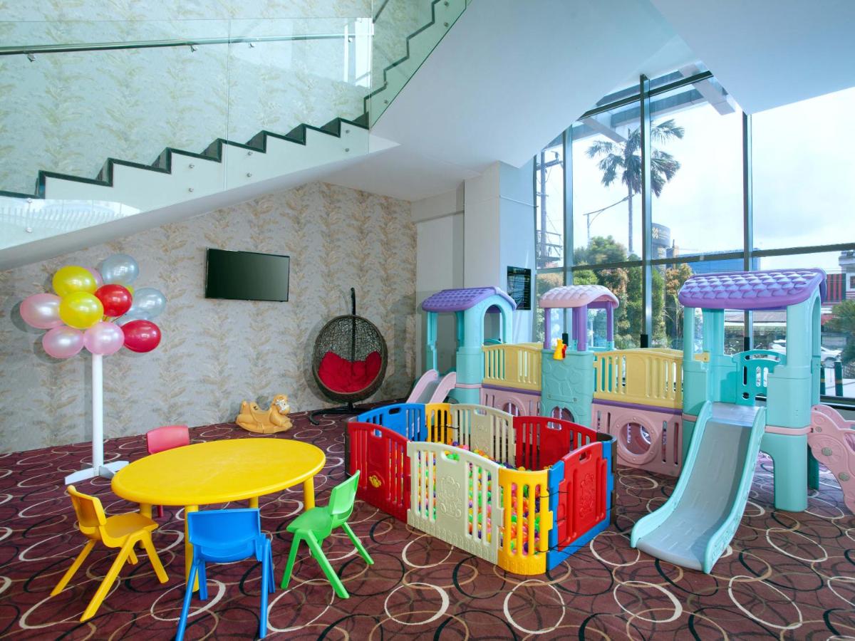 Suitetrails - Platinum Hotel & Convention Hall Balikpapan