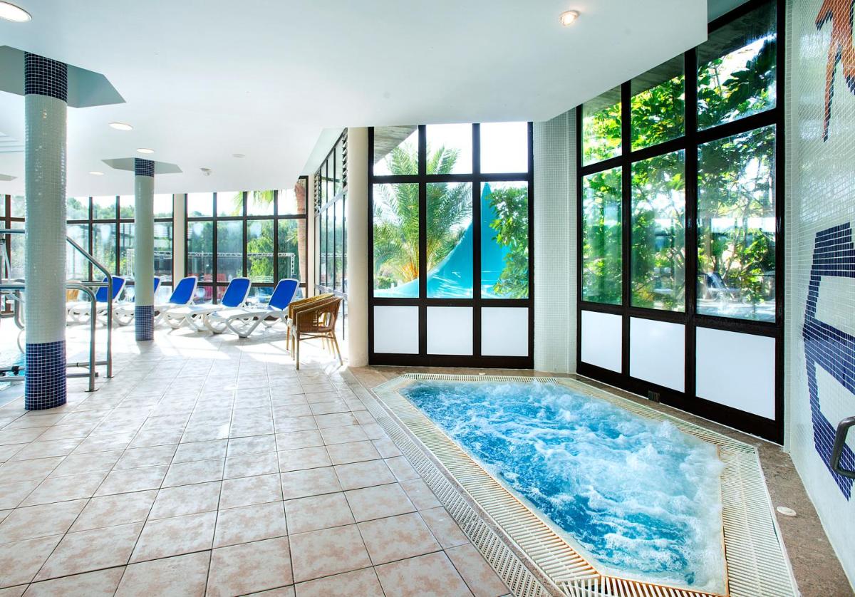 Piscina en o cerca de Exagon Park