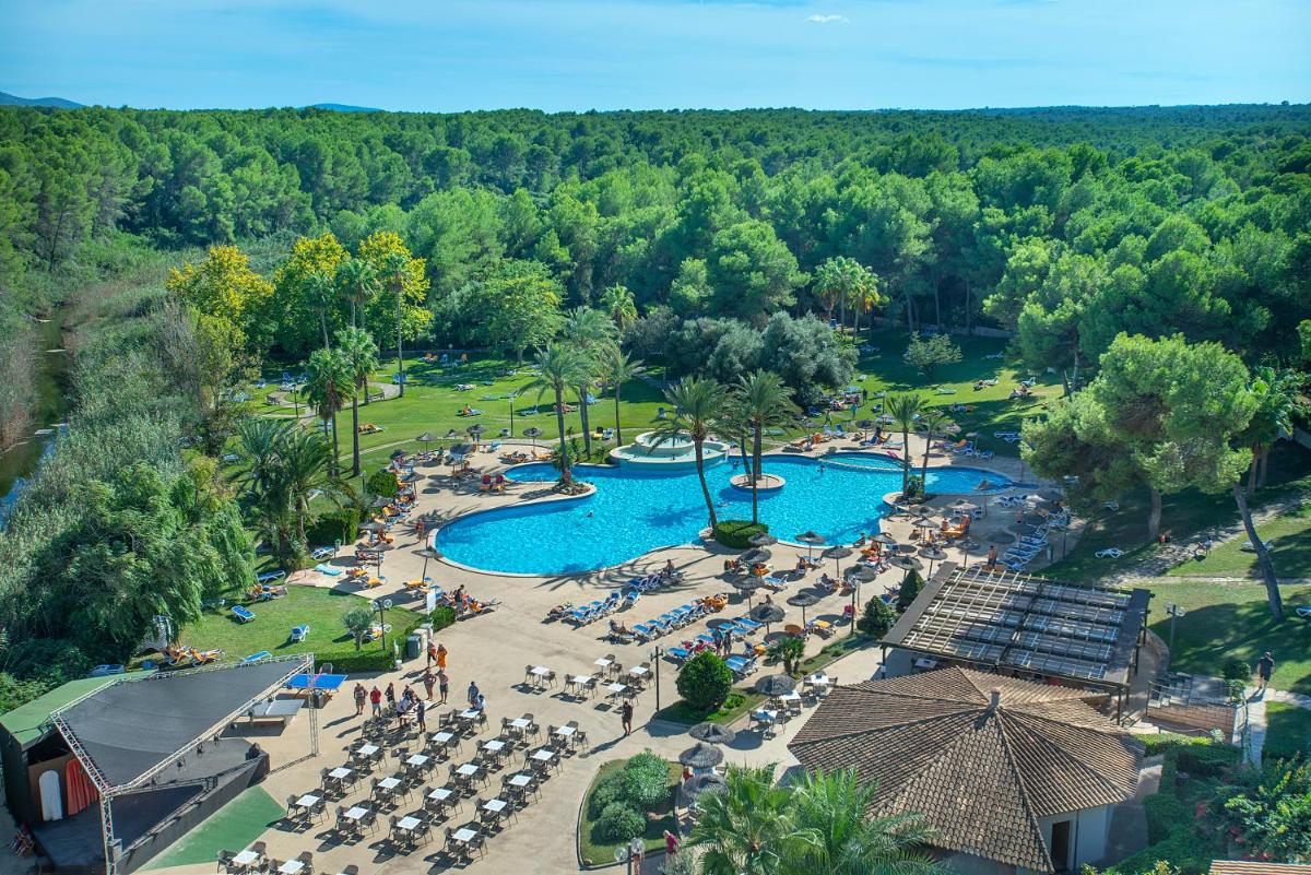 Una vista aérea de una piscina en un resort. en Exagon Park, en Can Picafort