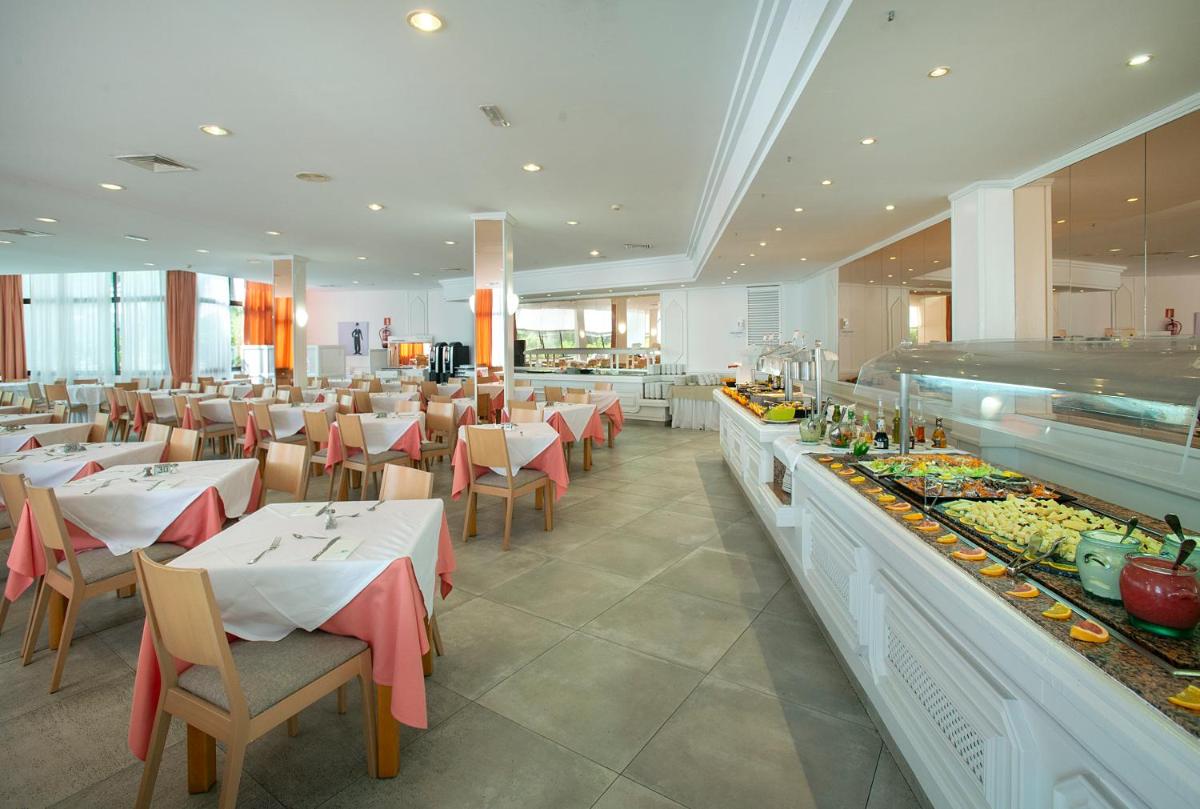 Comida en o cerca de este hotel