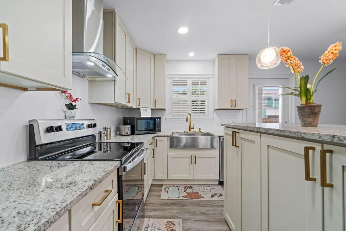 Helena's Place, Fully Renovated Exclusive End Unit Townhouse - Housity
