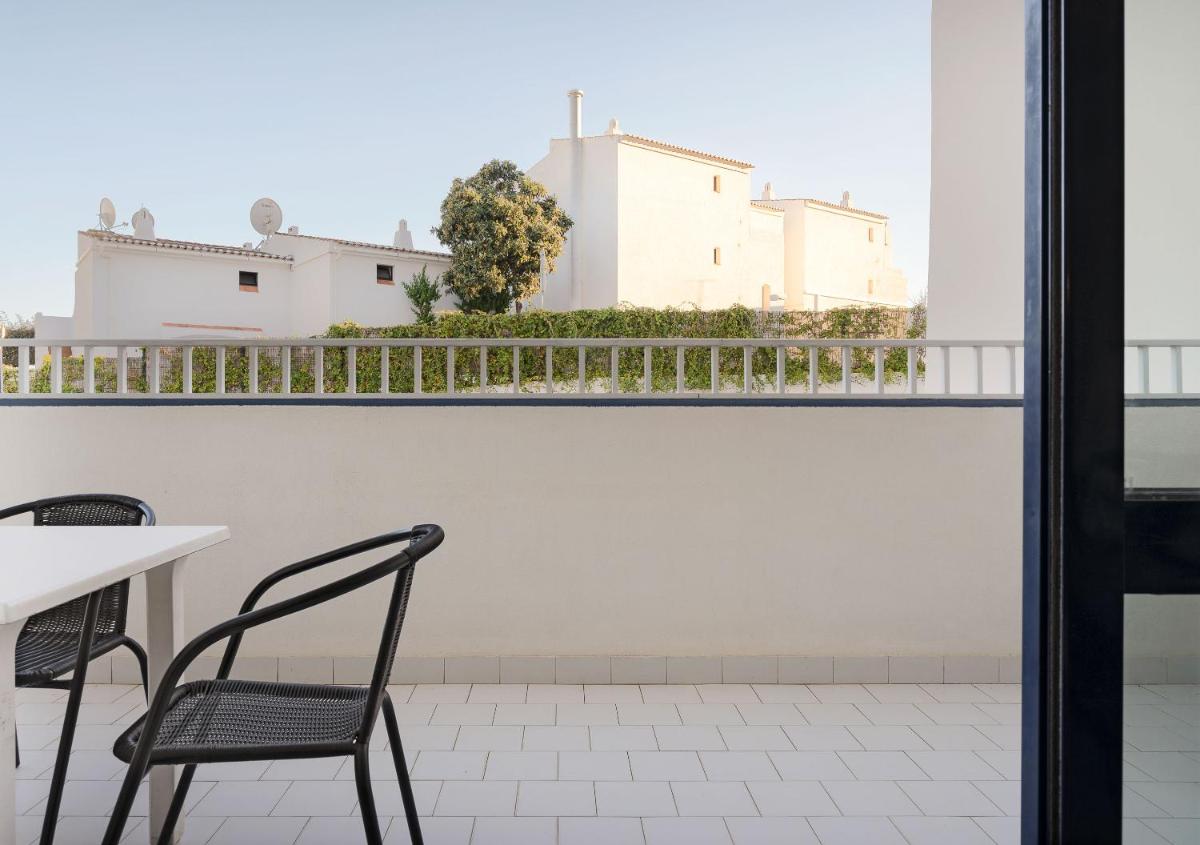 Uma varanda ou terraço em Grand Muthu Oura View Beach Club