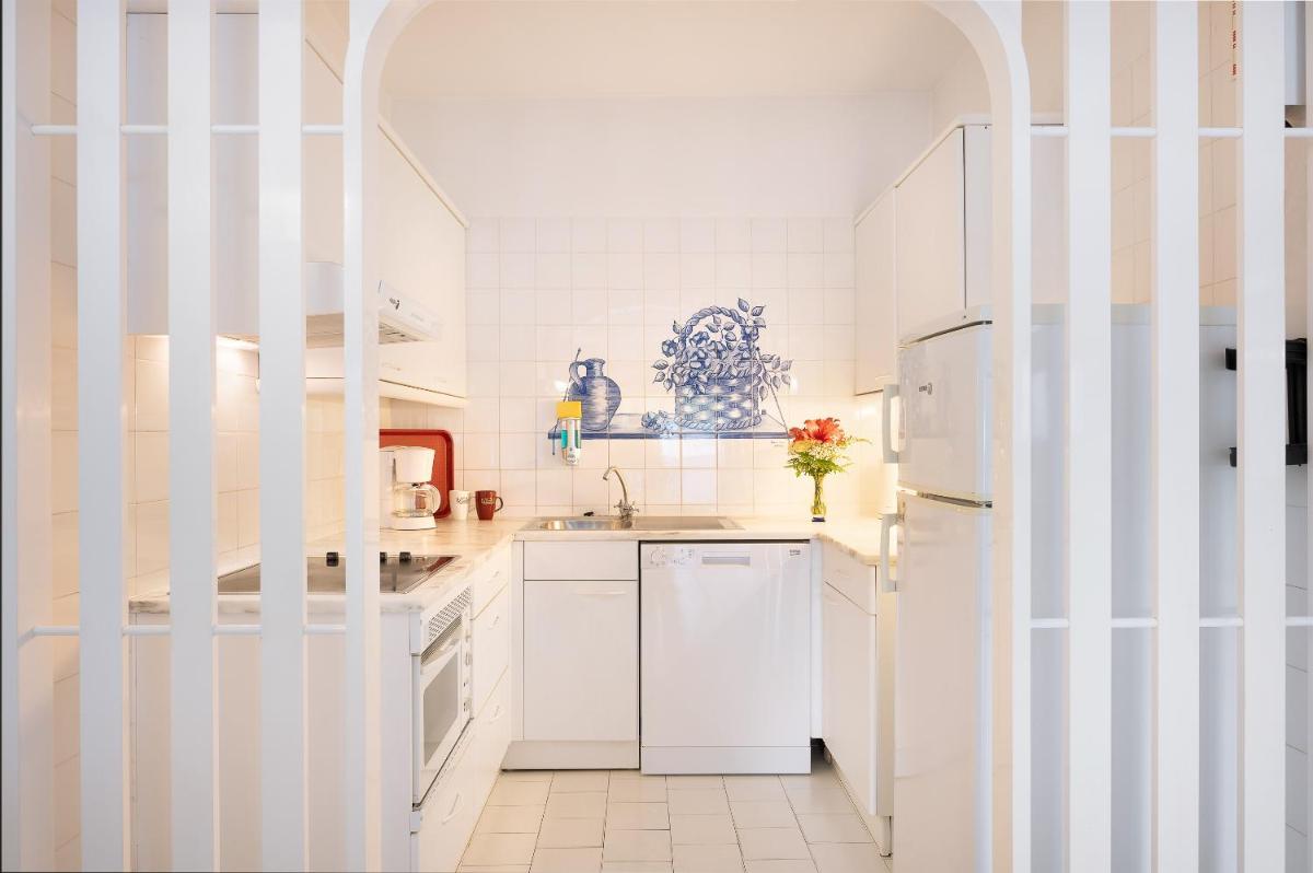A cozinha ou kitchenette de Grand Muthu Oura View Beach Club