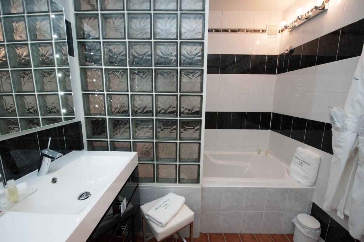 Salle de bains dans l'établissement Auberge de Cassagne & Spa