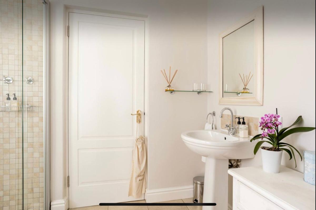 Guest suite - Leafy Constantia Guest House - Housity