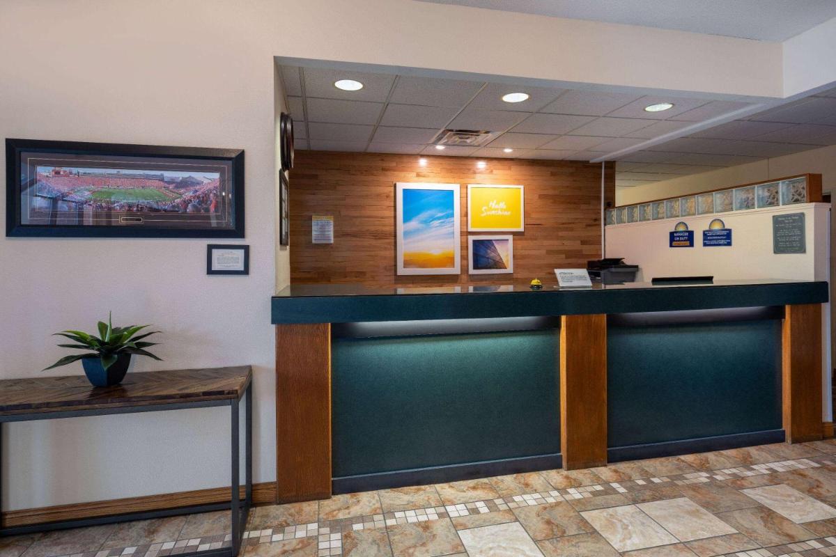 Days Inn & Suites by Wyndham Madison - Housity